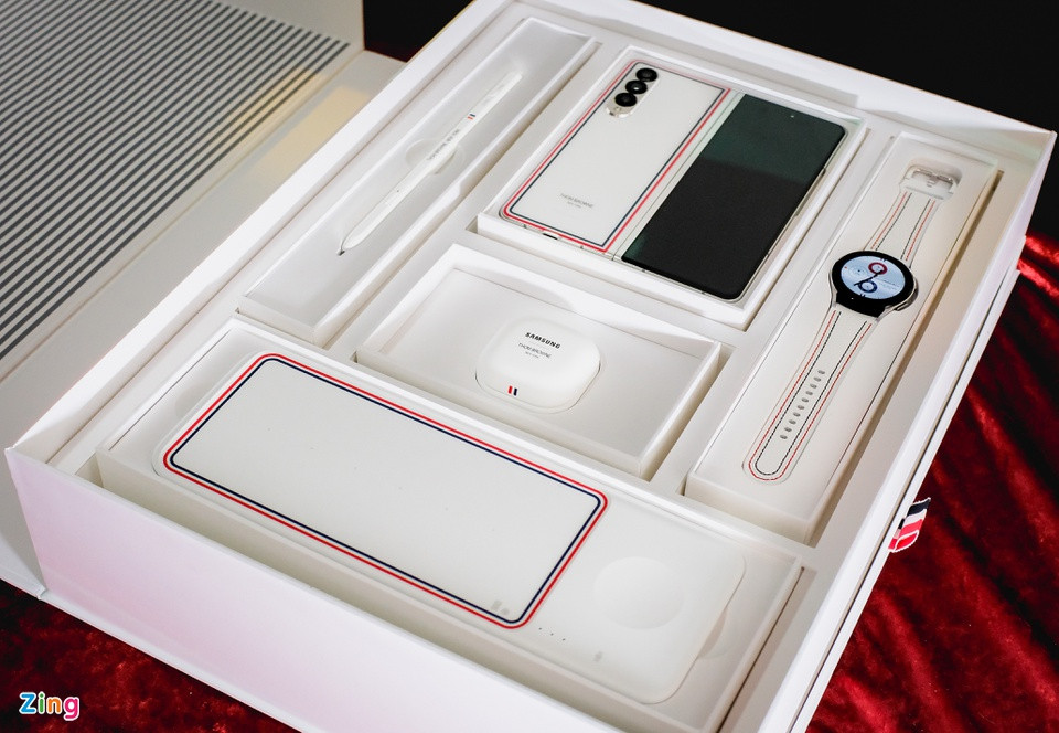 br/> Bộ sản phẩm phiên bản Thom Browne được bán chính hãng tại Việt Nam với giá 84 triệu đồng. Hiện phiên bản thường của Galaxy Fold3 5G 512 GB có giá 45 triệu đồng. Các thiết bị như Galaxy Watch4 có giá 8,5 triệu đồng, Galaxy Buds2 giá 3 triệu đồng, S Pen Pro giá 3 triệu đồng, đế sạc không dây 1,5 triệu đồng, 2 củ sạc nhanh 25 W có giá 1 triệu đồng.