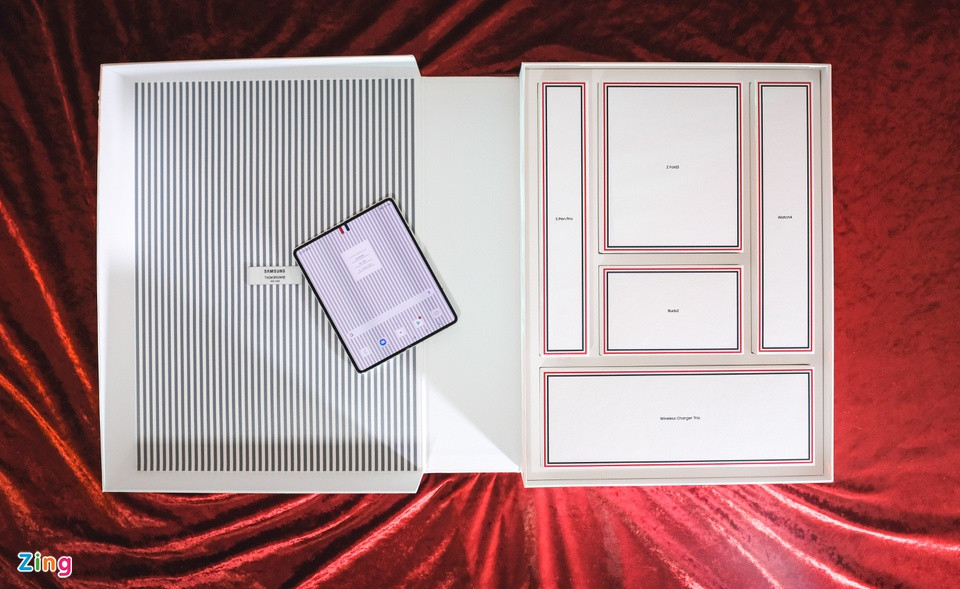 br/> Khi nhận được hộp máy, thiết kế là điểm đáng chú ý. Từng chi tiết của hộp máy được làm kỹ lưỡng, điều hiếm thấy trong cách đóng hộp ở các sản phẩm công nghệ cao cấp khác.