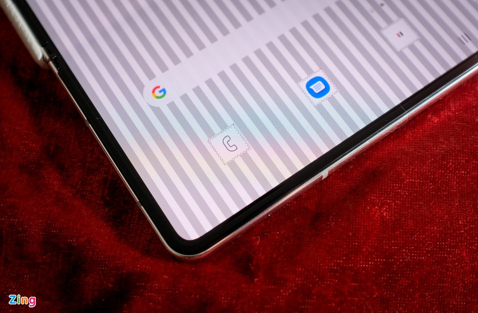 br/> Bộ icon của phiên bản Thom Browne có thiết kế khá đơn giản với viền họa tiết đường chỉ. Bộ ảnh nền sử dụng những đường sọc tráng xám nhuyễn tạo cảm giác thanh thoát. Tuy vậy bộ giao diện này chưa có phiên bản tối ưu cho chế độ tối. Bên cạnh đó, chỉ có một bộ giao diện. Vì thế, nếu cảm giác nhàm chán và thay đổi giao diện khác sẽ khó đồng bộ với thiết kế.