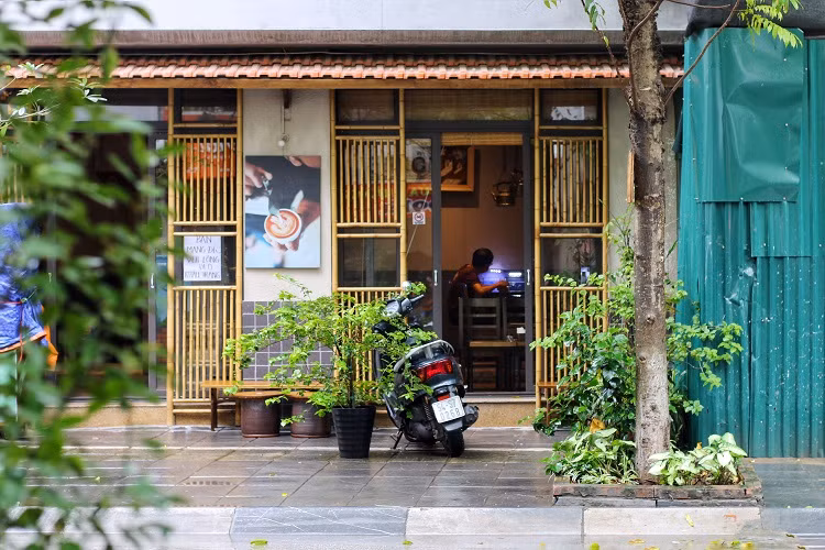 Hang quan o Ha Noi mo cua tro lai, quan ca phe dong nghit-Hinh-3