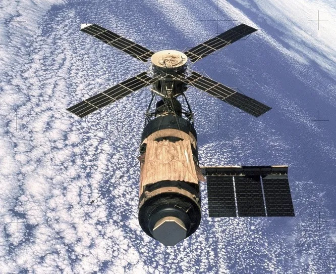 Skylab là trạm vũ trụ quốc gia đầu tiên của Mỹ, được phát triển bởi Cơ quan hàng không NASA. Vào ngày 14/5/1973, NASA đã phóng thành công Skylab lên quỹ đạo của Trái đất, mở ra một bước ngoặt trong lĩnh vực khám phá vũ trụ và đưa con người vào không gian. Skylab chỉ có thể tiến hành 3 cuộc thám hiểm, sau đó mất quỹ đạo trước kế hoạch và rơi trong bầu khí quyển vào năm 1979. May mắn là không ai bị thương. Chi phí của Skylab là 3,6 tỉ USD.