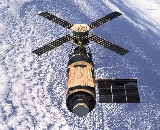 Skylab là trạm vũ trụ quốc gia đầu tiên của Mỹ, được phát triển bởi Cơ quan hàng không NASA. Vào ngày 14/5/1973, NASA đã phóng thành công Skylab lên quỹ đạo của Trái đất, mở ra một bước ngoặt trong lĩnh vực khám phá vũ trụ và đưa con người vào không gian. Skylab chỉ có thể tiến hành 3 cuộc thám hiểm, sau đó mất quỹ đạo trước kế hoạch và rơi trong bầu khí quyển vào năm 1979. May mắn là không ai bị thương. Chi phí của Skylab là 3,6 tỉ USD.
