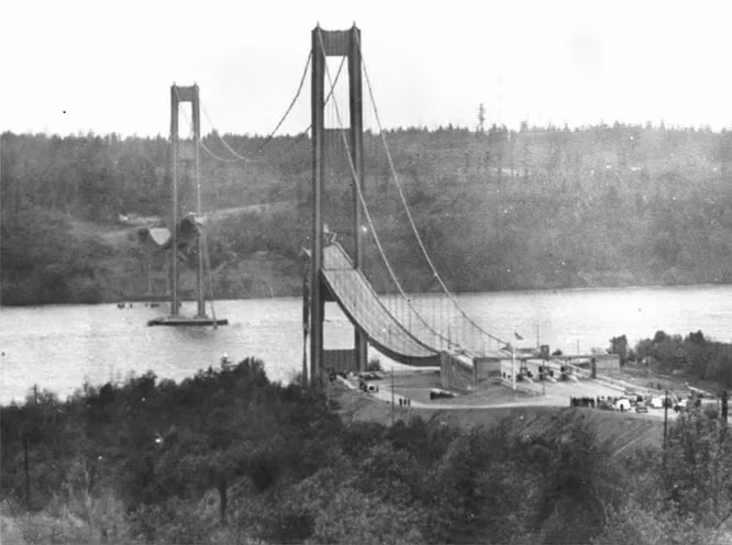 Cầu Tacoma Narrows, dài gần 2 km, được xây dựng ở bang Washington, Mỹ vào ngày 1/7/1940, nối hai bờ eo biển Tacoma Narrows. Do tính toán không chính xác về tác động khí động học của tải trọng, chưa đầy 1 năm cây cầu đã bị sập. Tại thời điểm đó, chỉ có 1 người đi xe máy trên cầu, người này đã may mắn bám kịp vào chỗ an toàn khi nhịp giữa rơi xuống nước, nhưng con chó của anh đã chết.