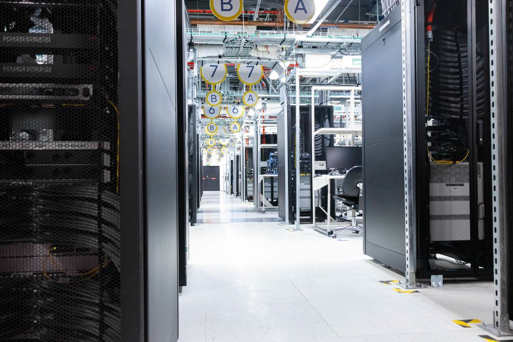 Ben trong nha kho bi mat cua Intel tai Costa Rica-Hinh-2