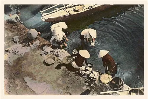  Những người phụ nữ đang rửa bát đũa ở sông. 