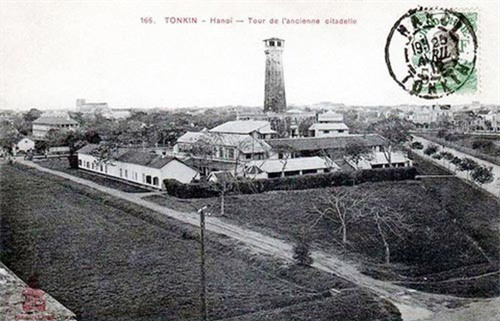 ##sc### Cột cờ Hà Nội nhìn từ Hoàng Thành. 