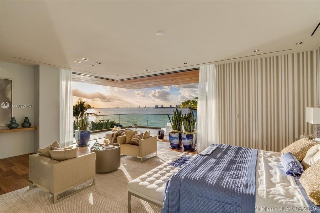 Phòng ngủ chính trang nhã với ban công có tầm nhìn ra biển. Căn phòng được tích hợp với khu vực tiếp khách, phòng tắm và phòng chứa quần áo.