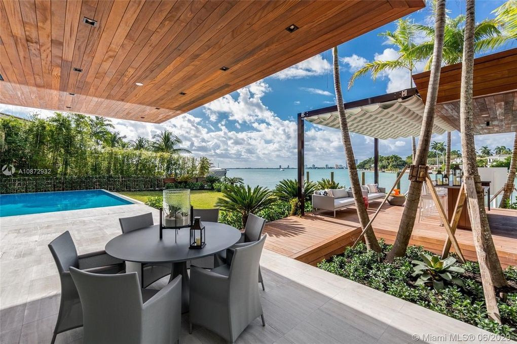 Nằm bên bờ biển Miami, biệt thự không thể thiếu quầy bar, hồ bơi và khu vực ăn uống ngoài trời với tầm nhìn ra biển. Ngoài ra, biệt thự còn có thang máy và một hầm rượu.