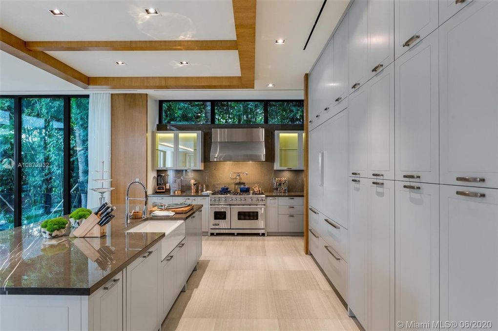 Nhà bếp rộng rãi, được thiết kế theo phong cách hiện đại, mang tông trắng sang trọng.