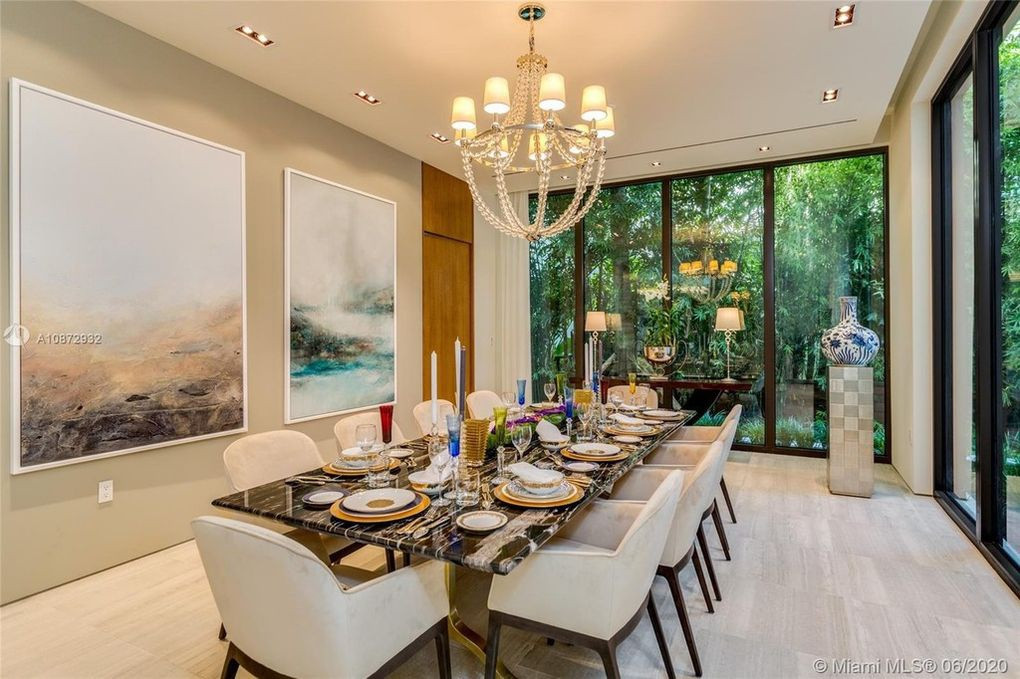 Phòng ăn chính nổi bật với một chiếc đèn chùm lộng lẫy. Bàn ăn lớn có thể phục vụ 10 người.