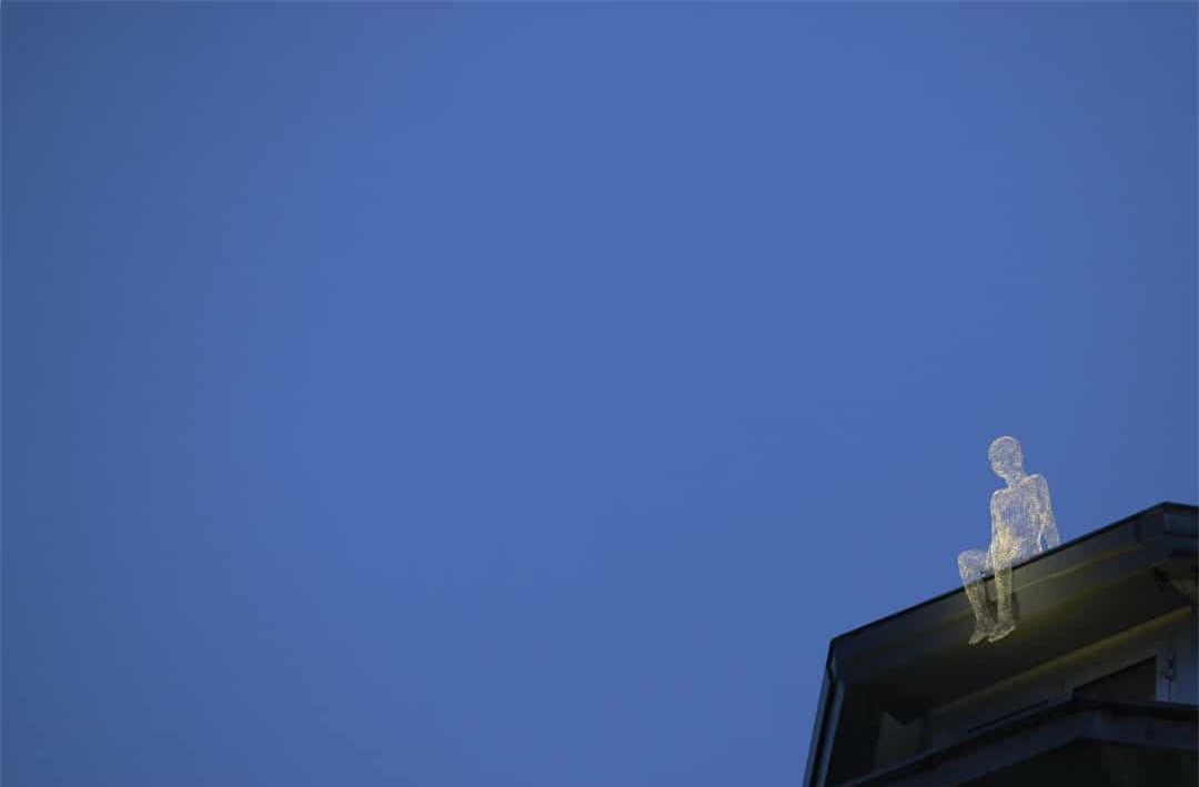 Tác phẩm đáng kinh ngạc có tên 'Voyageurs' này được phát minh bởi nghệ sĩ người Pháp Cedric Le Borgne. Một hình dạng con người xuất hiện để quan sát thành phố Geneva (Thụy Sĩ), từ một tòa nhà cao.