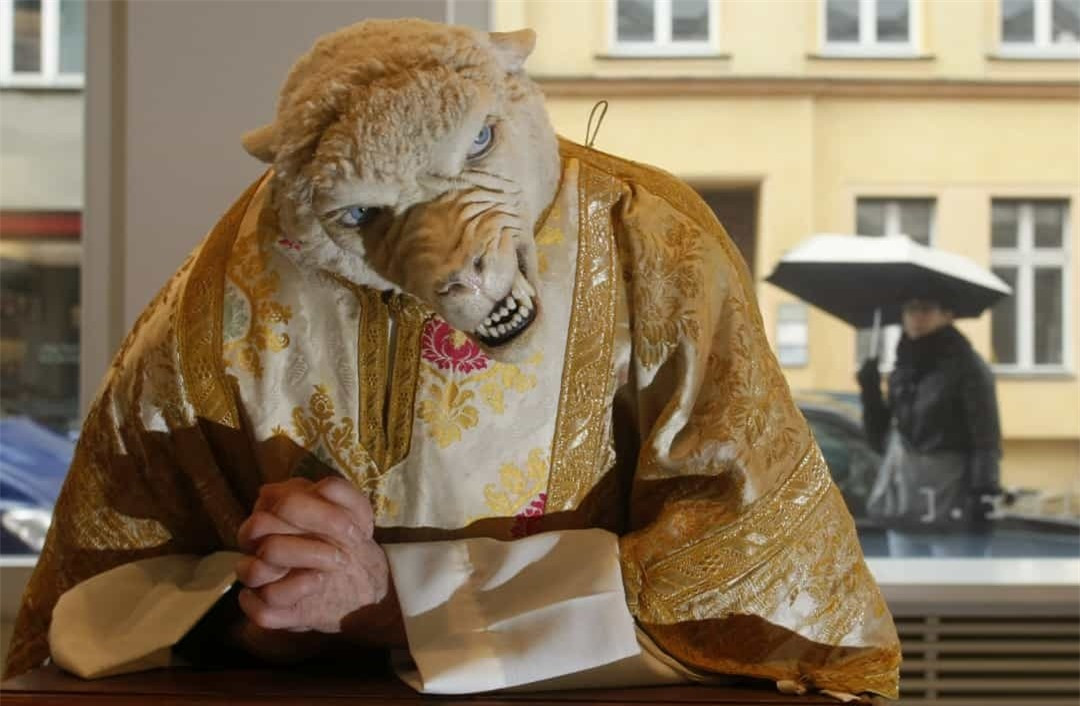 'Wolf-Sheep-Priest' được làm từ nhựa, sáp và đầu của một con cừu thật, bởi nghệ sĩ người Áo Deborah Sengl. Nó được trưng bày tại phòng trưng bày nghệ thuật Deschler ở Berlin (Đức).