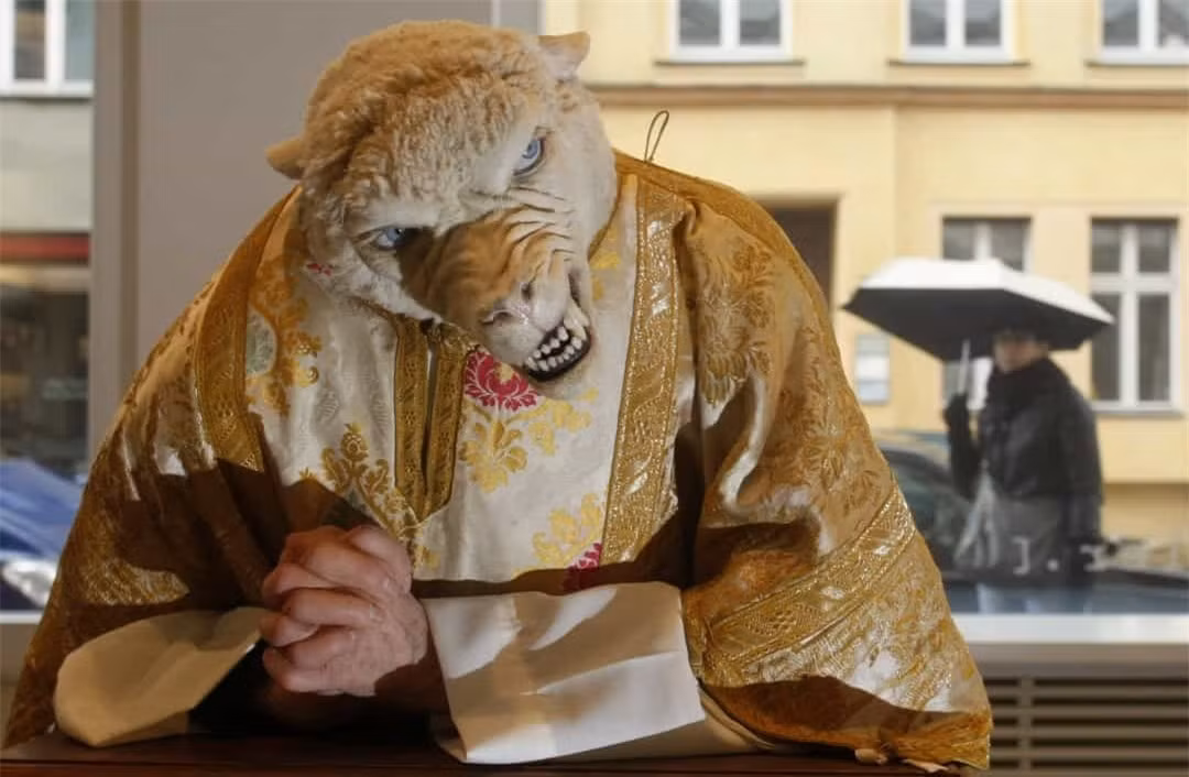 'Wolf-Sheep-Priest' được làm từ nhựa, sáp và đầu của một con cừu thật, bởi nghệ sĩ người Áo Deborah Sengl. Nó được trưng bày tại phòng trưng bày nghệ thuật Deschler ở Berlin (Đức).