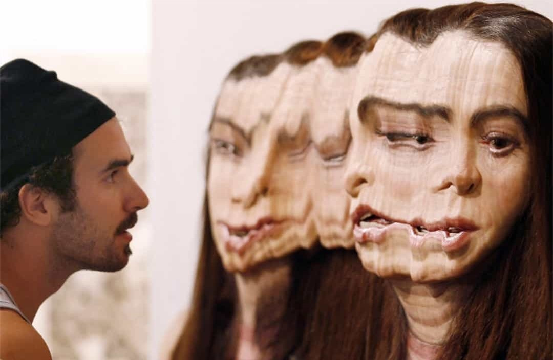 Được đặt theo phong cách ba chiều, làm từ nhôm, silicone, thuốc nhuộm và tóc bởi nghệ sĩ Evan Penny. Nó được trình chiếu tại Art Basel Miami Beach vào ngày 7/9/2007.