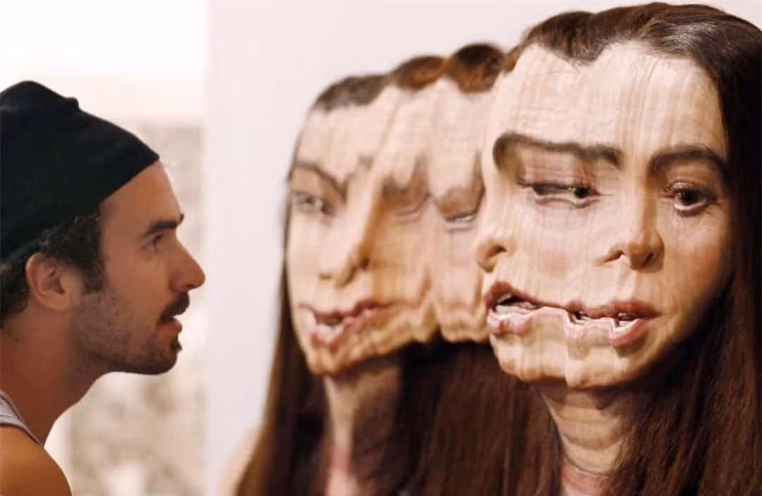 Được đặt theo phong cách ba chiều, làm từ nhôm, silicone, thuốc nhuộm và tóc bởi nghệ sĩ Evan Penny. Nó được trình chiếu tại Art Basel Miami Beach vào ngày 7/9/2007.