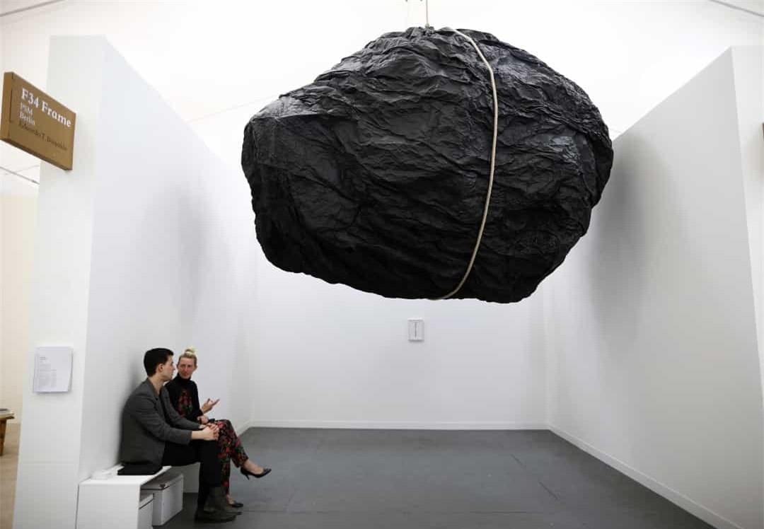 Eduardo Basualdo là nghệ sĩ thực hiện tác phẩm mang tên “Teoria”. Tác phẩm này được trưng bày tại Hội chợ nghệ thuật Frieze vào ngày 16/10/2013, London (Anh).