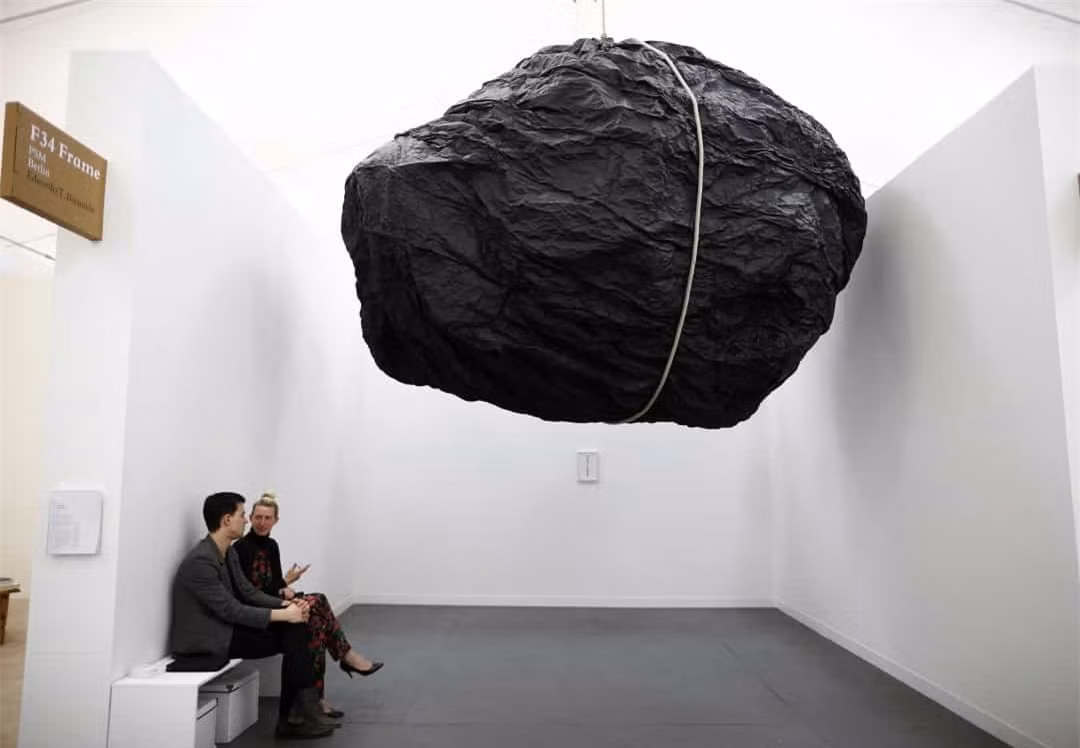 Eduardo Basualdo là nghệ sĩ thực hiện tác phẩm mang tên “Teoria”. Tác phẩm này được trưng bày tại Hội chợ nghệ thuật Frieze vào ngày 16/10/2013, London (Anh).