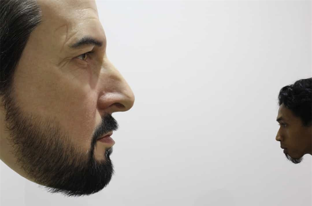 Tác phẩm điêu khắc này, được gọi là 'Phân chia', do nghệ sĩ người Úc Sam Jinks chế tạo nên. Nó được làm từ nhựa và silicon lông ngựa và đã được trưng bày tại bảo tàng Art Stage Singapore.