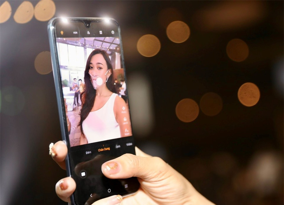 Vivo V21 5G chính hãng lên kệ tại Việt Nam từ ngày 14/5, giá 10 triệu đồng. Sản phẩm có camera selfie độ phân giải lớn 44 MP, tích hợp nhiều tính năng chụp ảnh thú vị như hiệu ứng ánh trăng kép (kết hợp ánh sáng của màn hình và cụm 2 đèn flash trên cạnh điện thoại), chân dung ban đêm AI hay phơi sáng kép.