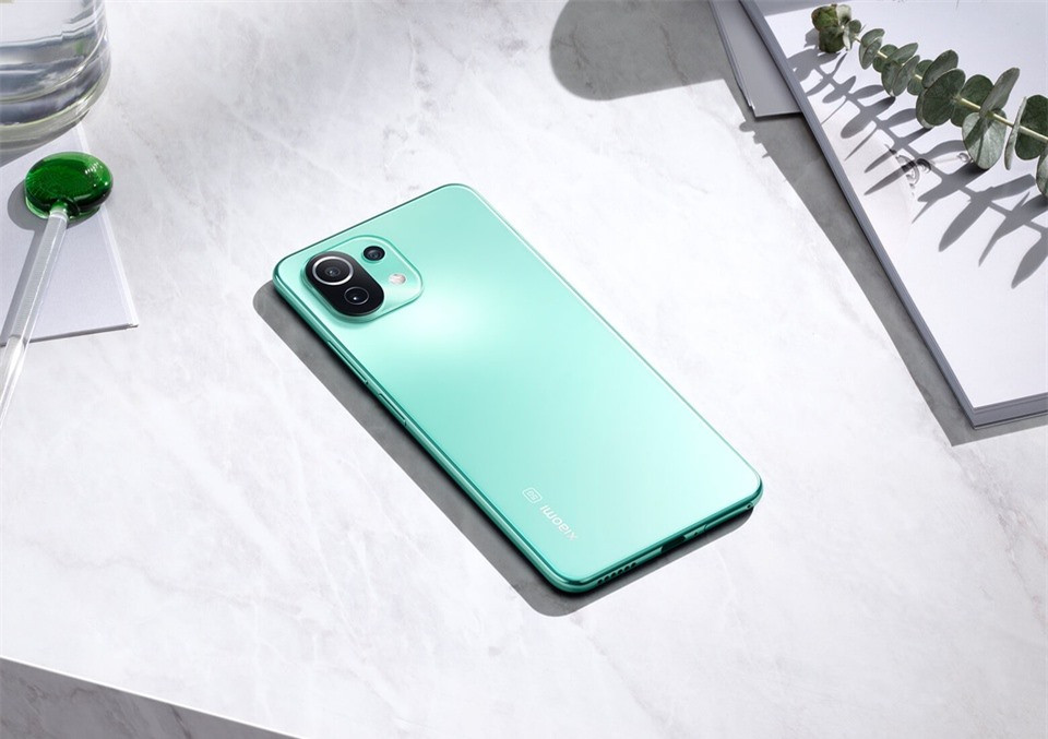 Dự kiến, Xiaomi Mi 11 Lite 5G chính hãng sẽ đến tay người dùng từ ngày 15/5, giá 10,5 triệu đồng. Máy có nhiều tùy chọn màu sắc trẻ trung như vàng, xanh hay đen. Sản phẩm có kiểu dáng mỏng nhẹ hàng đầu hiện nay. Theo đó, độ mỏng của thiết bị chỉ 6,8 mm và khối lượng 159 gram. Ảnh: Xiaomi.