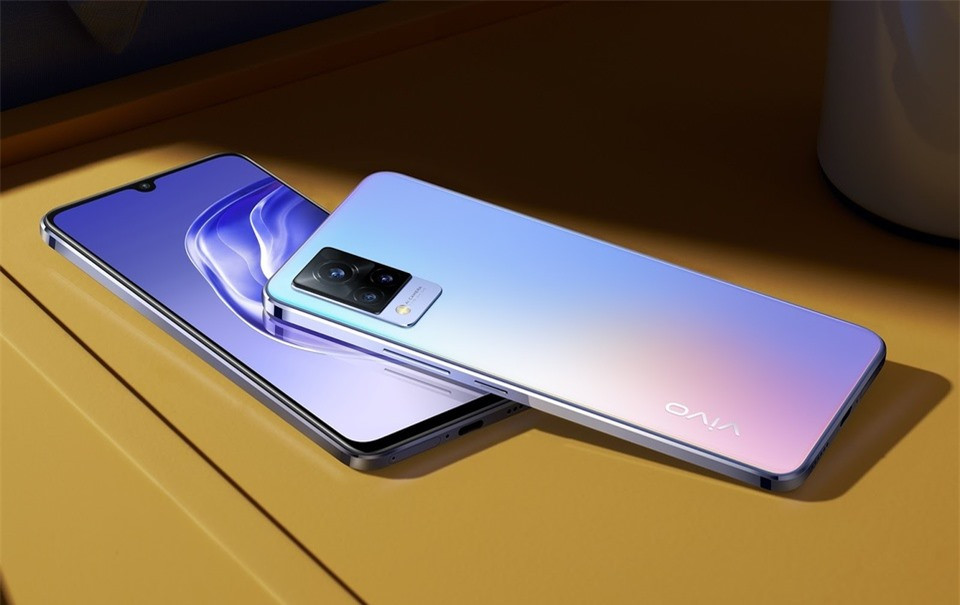 Thiết bị dùng chip MediaTek Dimensity 800U, RAM 8 GB và bộ nhớ trong 128 GB. Sản phẩm sở hữu viên pin dung lượng 4.000 mAh, sạc nhanh công suất 33 W. Điểm trừ trên model này đến từ kiểu màn hình khuyết đỉnh hình chữ U khá cũ.