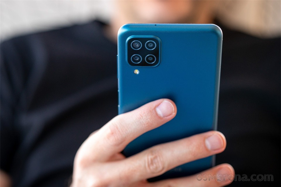 Cấu hình của sản phẩm gồm chip Exynos 850, tùy chọn RAM 3, 4 GB tương ứng với bộ nhớ trong 32 hoặc 64 GB. Model này có viên pin dung lượng 5.000 mAh, sạc nhanh công suất 15 W. Theo Samsung, viên pin trên máy có thể đáp ứng một ngày lướt web hoặc nghe nhạc liên tục 3 ngày. Ảnh: GSMArena.