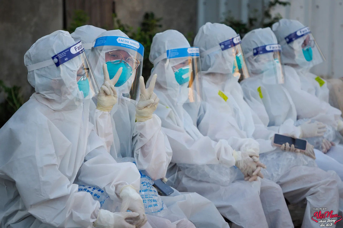 Những ngày tháng 5/2021, đoàn y bác sĩ trường đại học y Hải Phòng đã tham gia hỗ trợ chống dịch tại tỉnh Bắc Giang khi nơi này trở thành tâm dịch. Dưới cái nóng lên đến gần 40 độ C, họ vẫn miệt mài chiến đấu. Đây là hình ảnh trong tác phẩm "Những thiên thần áo trắng" của Đông Giang.