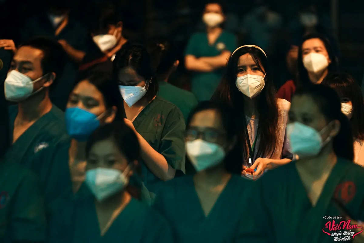 Trung thu năm nay là dịp lễ đặc biệt với mọi người. Bệnh viện dã chiến số 12 đã tận dụng dịp này làm buổi họp mặt thân tình cho các y, bác sĩ đến từ nhiều địa phương tham gia hỗ trợ công tác chống dịch tại TP.HCM. "Tết Trung thu giữa đại dịch" là những khoảnh ấm áp được tác giả Đặng Đức Đồng chụp lại.