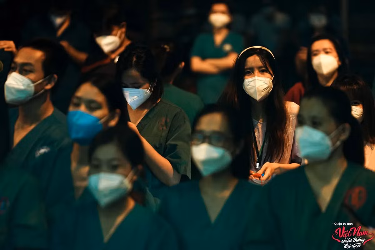 Trung thu năm nay là dịp lễ đặc biệt với mọi người. Bệnh viện dã chiến số 12 đã tận dụng dịp này làm buổi họp mặt thân tình cho các y, bác sĩ đến từ nhiều địa phương tham gia hỗ trợ công tác chống dịch tại TP.HCM. "Tết Trung thu giữa đại dịch" là những khoảnh ấm áp được tác giả Đặng Đức Đồng chụp lại.