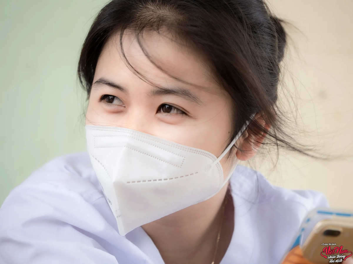 Những hình ảnh về Thùy Dung được chụp vào tháng 8/2021. "Xa gia đình, xa người thân gần 4 tháng, em vẫn hồn nhiên, lạc quan cống hiến tuổi thanh xuân cho đất nước. Khâm phục em", tác giả Đông Giang bày tỏ.