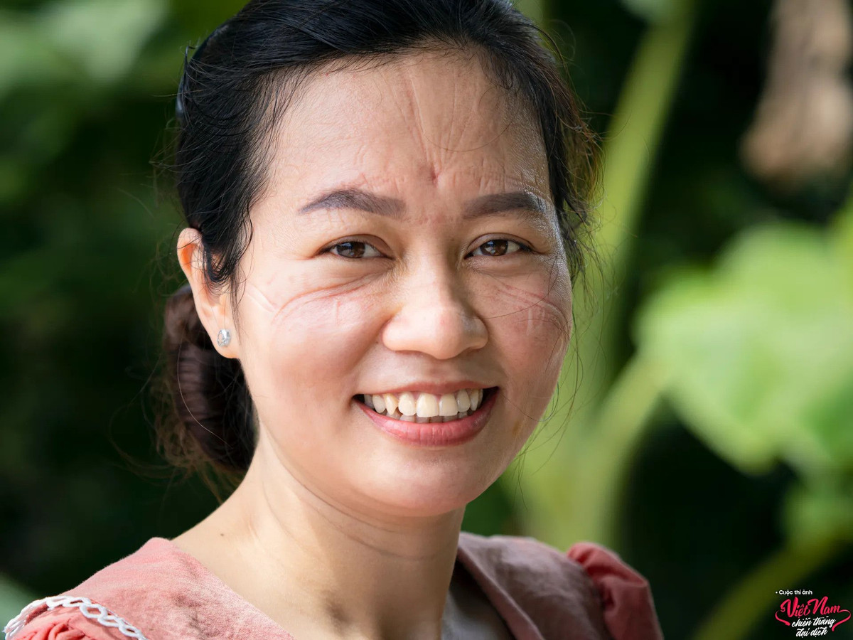 Chị Hồng - nhân viên y tế huyện Lấp Vò, tỉnh Đồng Tháp - nở nụ cười rạng ngời sau khi thực hiện xong nhiệm vụ lấy mẫu xét nghiệm covid-19 ngoài cộng đồng. Trên gương mặt chị vẫn hằn sâu những vết siết của chiếc khẩu trang sau nhiều giờ làm việc. "Nụ cười chiến thắng" là tên tác giả Đông Giang đặt cho bức ảnh này.