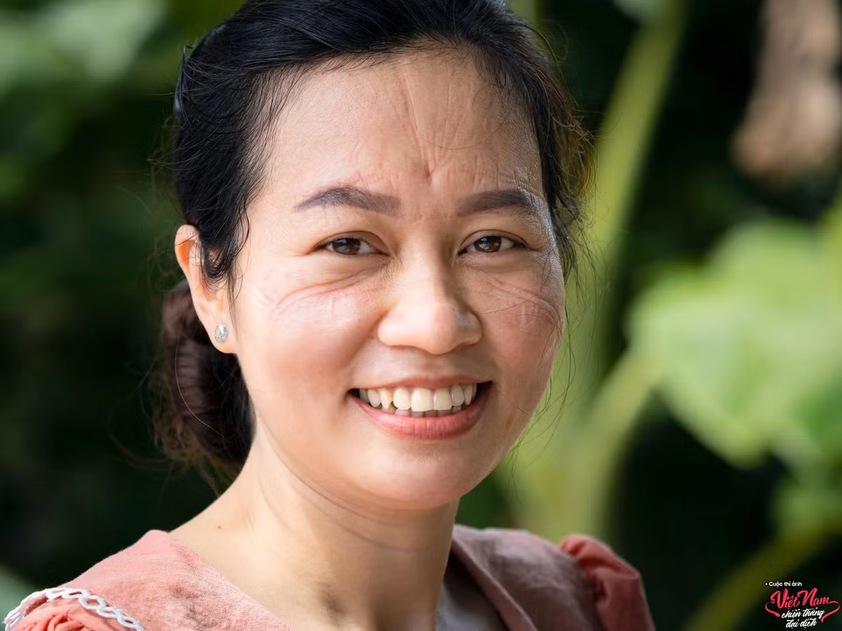 Chị Hồng - nhân viên y tế huyện Lấp Vò, tỉnh Đồng Tháp - nở nụ cười rạng ngời sau khi thực hiện xong nhiệm vụ lấy mẫu xét nghiệm covid-19 ngoài cộng đồng. Trên gương mặt chị vẫn hằn sâu những vết siết của chiếc khẩu trang sau nhiều giờ làm việc. "Nụ cười chiến thắng" là tên tác giả Đông Giang đặt cho bức ảnh này.