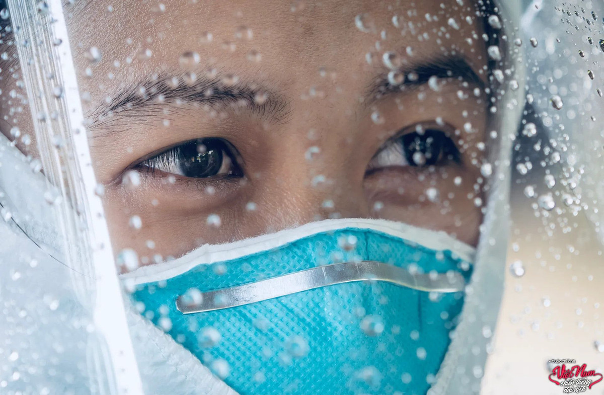 Bộ ảnh "Em là người hùng trong mắt tôi" của tác giả Đông Giang ghi lại những khoảnh khắc về điều dưỡng viên Trần Thị Thùy Dung (Khoa Sản nhi, Bệnh viện Sản nhi thành phố Bắc Giang) trong thời gian cô hỗ trợ Đồng Tháp chống dịch. Ấn tượng về Dung là cô gái có thân hình nhỏ bé, nặng chưa đến 40 kg nhưng luôn xông pha hết mình. Suốt 33 ngày xung phong lên tuyến đầu, cô không nghỉ một ngày, có những hôm dậy từ 5h sáng và làm việc tới 22h mới trở về.