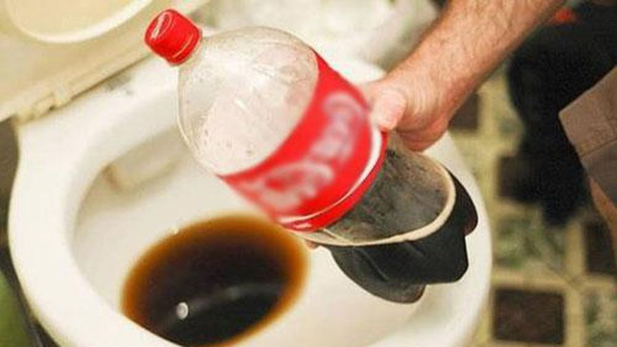 Do chai coca vao bon cau tuong lang phi, ai ngo ket qua ky dieu