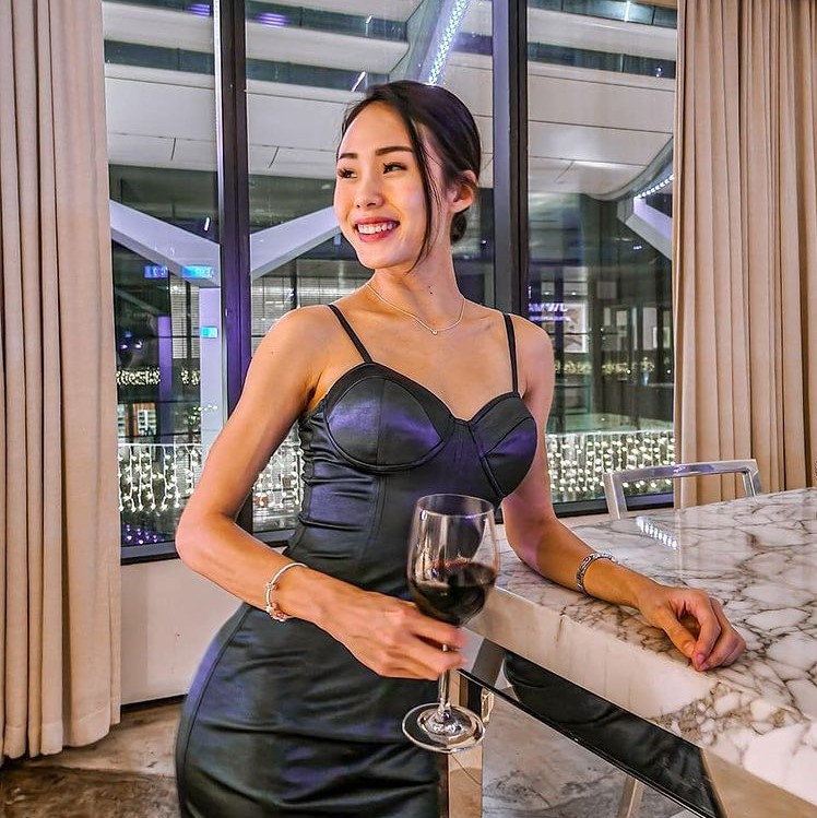 JE nói rằng cô đã quen với việc tự lập. Do gia đình không khá giả, cô phải làm nhiều công việc khác nhau để trang trải học phí khi còn ở trường đại học. Cô từng làm gia sư, nhân viên phục vụ cho một quán bar vào buổi tối và tổ chức sự kiện. Trải qua nhiều khó khăn giúp cô trở nên mạnh mẽ hơn. Sau khi tốt nghiệp, cô có một năm làm cho công ty quảng cáo nhưng sau đó quyết định theo đuổi nghề HLV chuyên nghiệp.