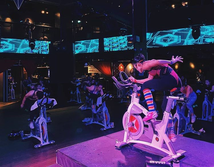 Nữ HLV hiện có 116.000 người theo dõi tại Instagram cá nhân. Bên cạnh dạy học viên tại lớp, JE chia sẻ nhiều bài tập trên kênh cá nhân. Cô nói rằng luôn rèn luyện cơ thể mỗi ngày, tập luyện không chỉ khiến cô nâng cao thể lực mà còn giúp tinh thần tốt hơn.