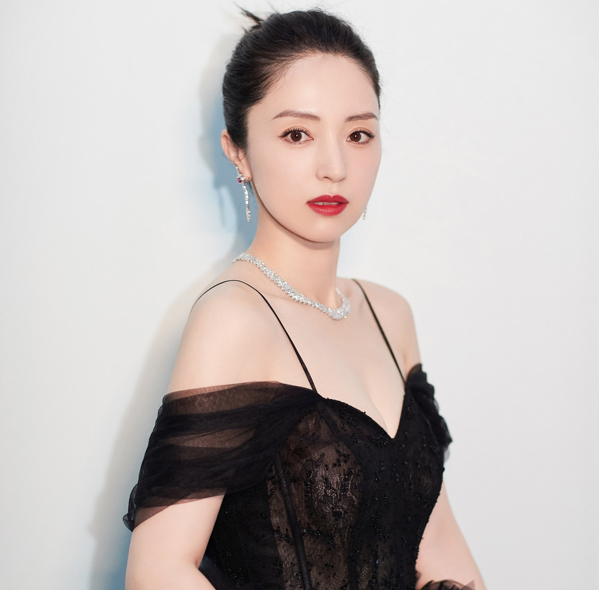 Có vẻ đẹp khiến người khác phải ghen tỵ nhưng Đổng Tuyền không gặp may trong hôn nhân. Năm 2018, chồng cô là nam diễn viên Cao Vân Tường bị bắt tại Australia với tội danh cưỡng dâm. Nữ diễn viên phải bán nhà để tới Sydney theo dõi các phiên tòa xét xử. Hiện tại, nữ diễn viên đã ly hôn và một mình nuôi con gái. Tháng 7/2020, Đổng Tuyền bị nghi sống chung với tài tử Tô Tiểu Đinh kém cô 8 tuổi.