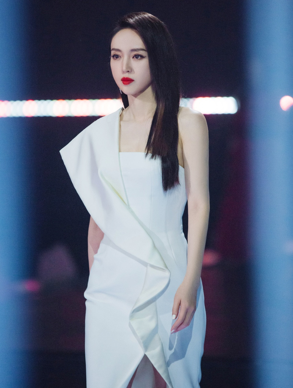 br/> Hiện tại, Đổng Tuyền đóng cả vai phụ để kiếm tiền nuôi con. Mới đây, cô còn thể hiện khả năng ca hát, thực hiện vũ đạo khi tham gia show Tỷ tỷ đạp gió rẽ sóng 2.