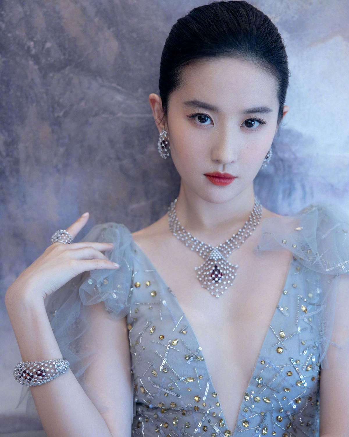 Ở tuổi 34, Lưu Diệc Phi vẫn giữ được ngoại hình nổi bật, sự nghiệp thành công. Hiện tại, Lưu Diệc Phi không đảm nhận các vai mỹ nhân mà muốn thử thách khả năng diễn xuất với nhân vật gai góc như Hoa Mộc Lan. Về đời tư, cô vẫn độc thân sau khi kết thúc cuộc tình với tài tử Hàn Quốc Song Seung Hun. Sina đánh giá Lưu Diệc Phi là mẫu nghệ sĩ kín tiếng, cô ít tham gia tụ hội với bạn bè nghệ sĩ, cũng không chia sẻ về đời sống riêng.