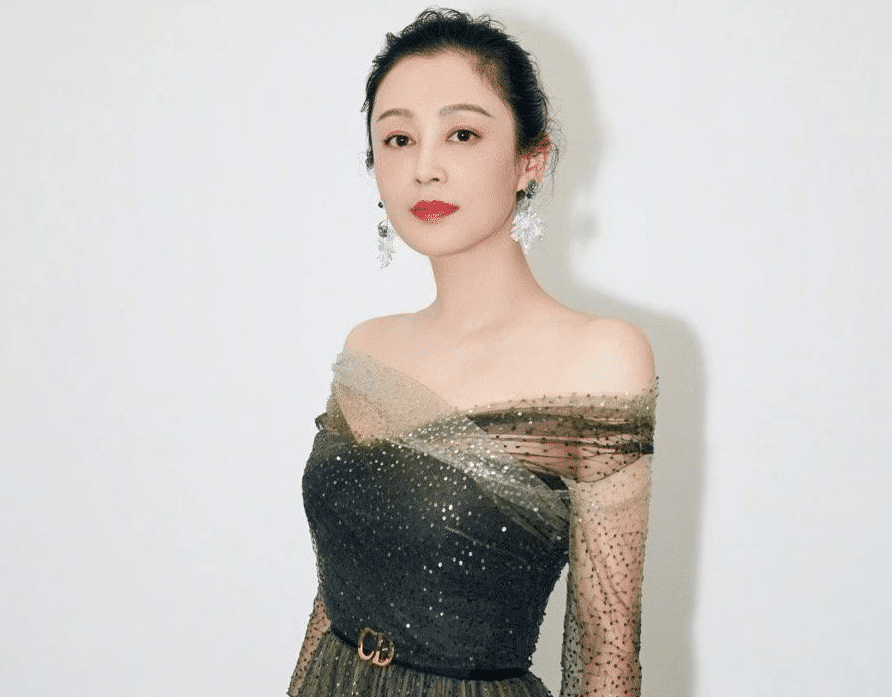 br/> Sau nhiều năm, Trần Khải Ca và Trần Hồng sống hạnh phúc với hai con trai. Trong đó, Trần Phi Vũ theo nghiệp mẹ làm diễn viên. Trần Hồng đứng sau hỗ trợ ông xã Trần Khải Ca. Nhờ danh tiếng, địa vị của chồng và tính cách mạnh mẽ của bản thân, Trần Hồng được đánh giá là quản lý quyền lực tại Trung Quốc.