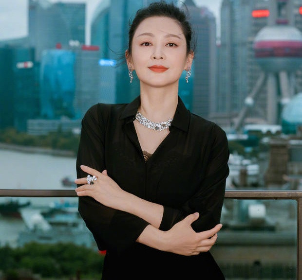 br/> Trần Hồng hai lần đóng Điêu Thuyền: Trần Hồng thủ vai Điêu Thuyền trong Tam Quốc diễn nghĩa (1994). Dù xuất hiện không nhiều nhưng cô gây ấn tượng mạnh với khán giả nhờ vẻ đẹp thơ mộng và tài diễn xuất xuất thần. Chính vì vậy, năm 2003, Trần Hồng lại một lần nữa thủ vai Điêu Thuyền trong bộ phim truyền hình Lã Bố và Điêu Thuyền. Theo Sohu, Trần Hồng được đánh giá là "Nữ diễn viên đẹp nhất Trung Quốc", "Nàng Điêu Thuyền đẹp nhất màn ảnh", "Báu vật phim cổ trang".