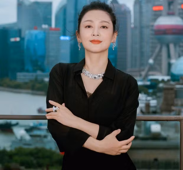 br/> Trần Hồng hai lần đóng Điêu Thuyền: Trần Hồng thủ vai Điêu Thuyền trong Tam Quốc diễn nghĩa (1994). Dù xuất hiện không nhiều nhưng cô gây ấn tượng mạnh với khán giả nhờ vẻ đẹp thơ mộng và tài diễn xuất xuất thần. Chính vì vậy, năm 2003, Trần Hồng lại một lần nữa thủ vai Điêu Thuyền trong bộ phim truyền hình Lã Bố và Điêu Thuyền. Theo Sohu, Trần Hồng được đánh giá là "Nữ diễn viên đẹp nhất Trung Quốc", "Nàng Điêu Thuyền đẹp nhất màn ảnh", "Báu vật phim cổ trang".