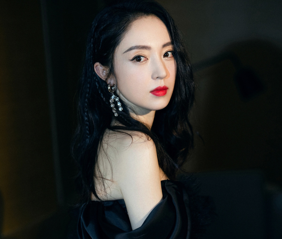  Đổng Tuyền trong Tam quốc cơ mật (2018): Bộ phim không thành công về mặt thương mại và Điêu Thuyền chỉ là vai diễn phụ, nhưng nhan sắc của Đổng Tuyền vẫn khiến khán giả phải trầm trồ. Đổng Tuyền sinh năm 1982, lưu dấu ấn với vẻ đẹp mong manh, dịu dàng. Cô nổi tiếng với Thần điêu đại hiệp (2014), Phật sống Tế Công, Bát đại hào hiệp...