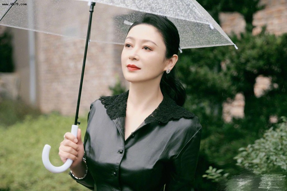 br/> Trần Hồng sinh năm 1968 tại Giang Tây, Trung Quốc, tốt nghiệp Học viện Hí kịch Thượng Hải. Hiện nay, nữ diễn viên 53 tuổi rút lui khỏi màn ảnh và chuyên tâm chăm lo cho gia đình. Chuyện tình của hai nghệ sĩ từng gây tốn nhiều giấy mực báo giới khi Trần Hồng bị nghi là "người thứ ba". Tuy nhiên, Trần Hồng lên tiếng phủ nhận. Cô khẳng định Trần Khải Ca mất nhiều công sức mới theo đuổi được mình.