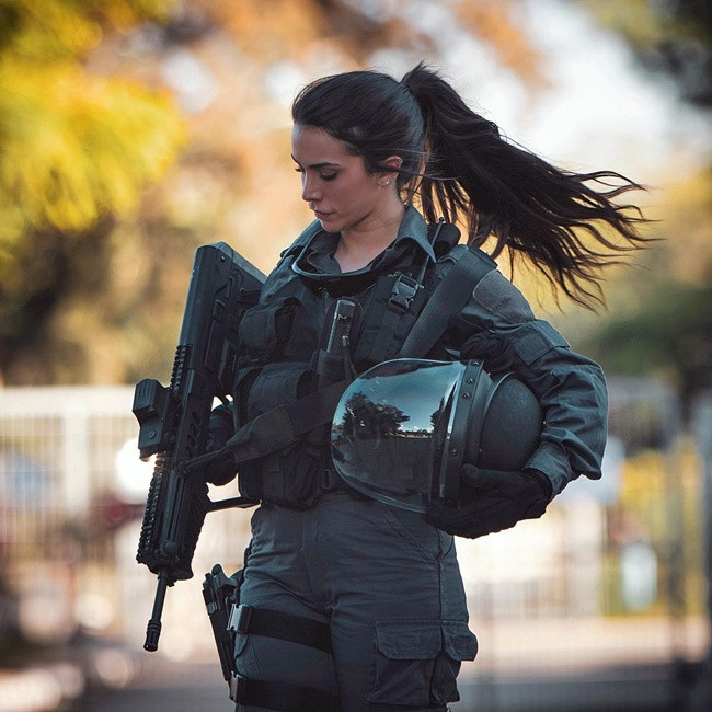 "Nữ hoàng súng" Israel khoe vẻ đẹp nóng bỏng ảnh 1