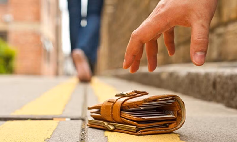 Tien tay den may cung tuyet doi khong mang thu nay ve nha