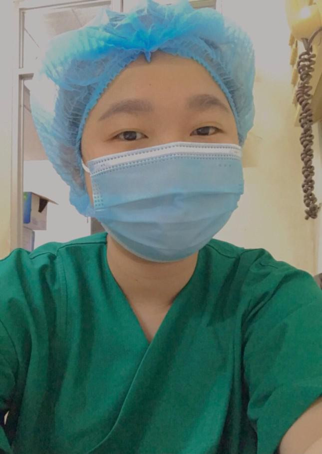 Nu sinh Y Duoc xung phong vao benh vien ho tro, cham soc benh nhan F0