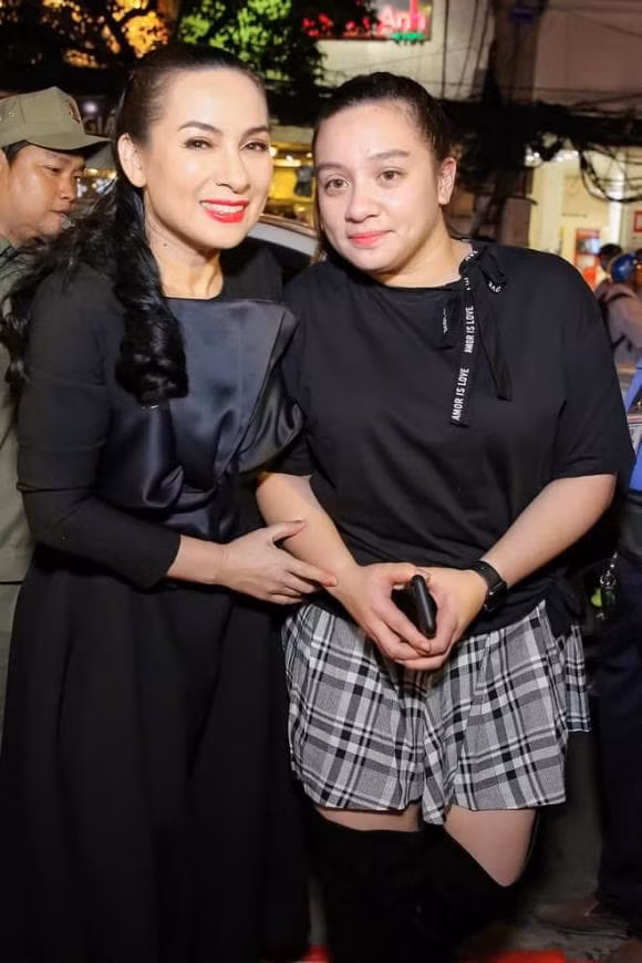 Phi Nhung bat khoc khi doc duoc loi nhan cua con gai trong ngay sinh nhat