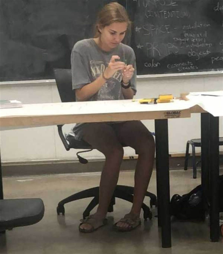 Có gì đó không đúng ở đôi bàn chân của cô gái.