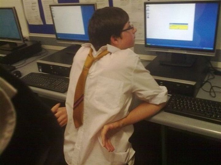 Bằng cách nào mà cơ thể và đầu của anh chàng này có thể "sai" như thế này được?